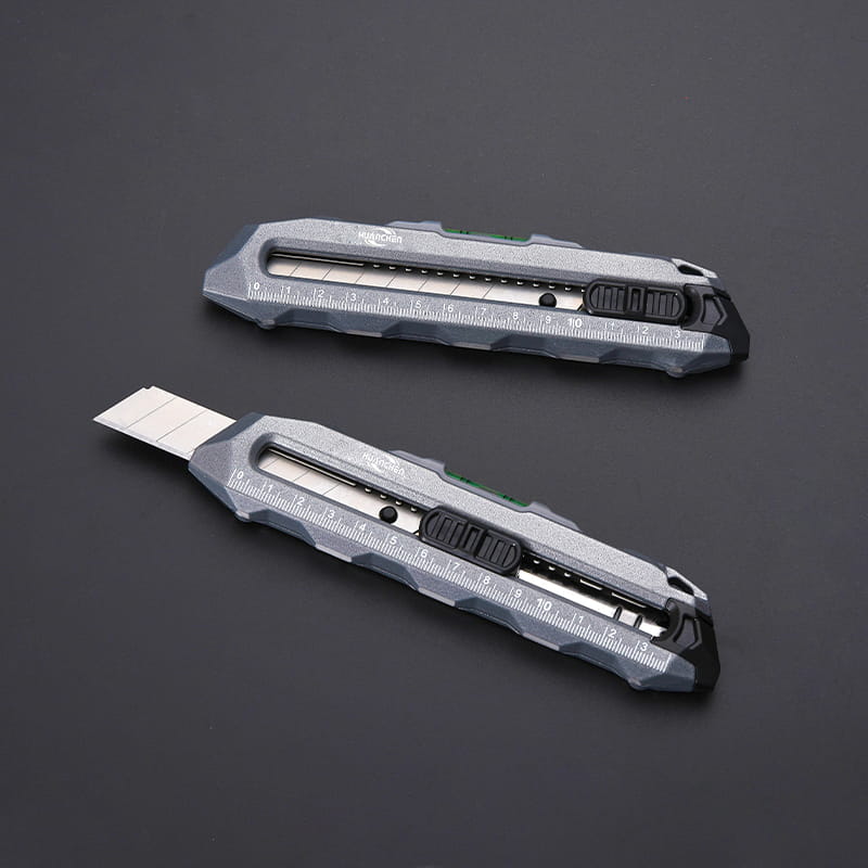 Coltello multiuso retrattile DC2201